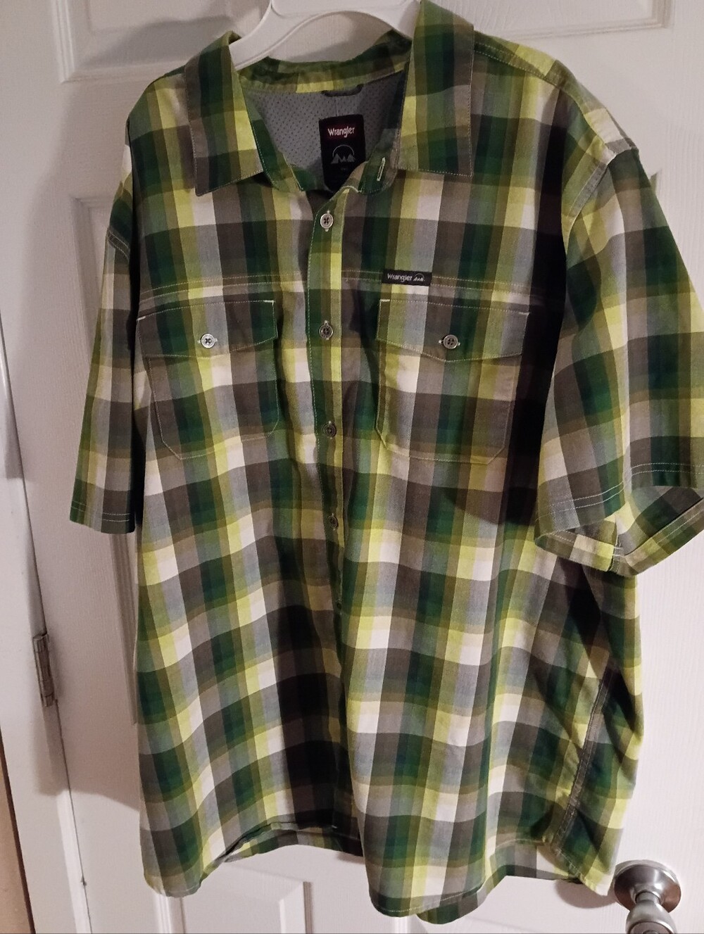 2 XL Wrangler Green and White Plaid Short-Sleeve Button-Down Shirt